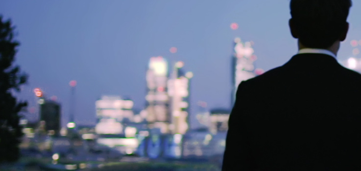 [Small Tile][Funds Focus] Man looking horizon